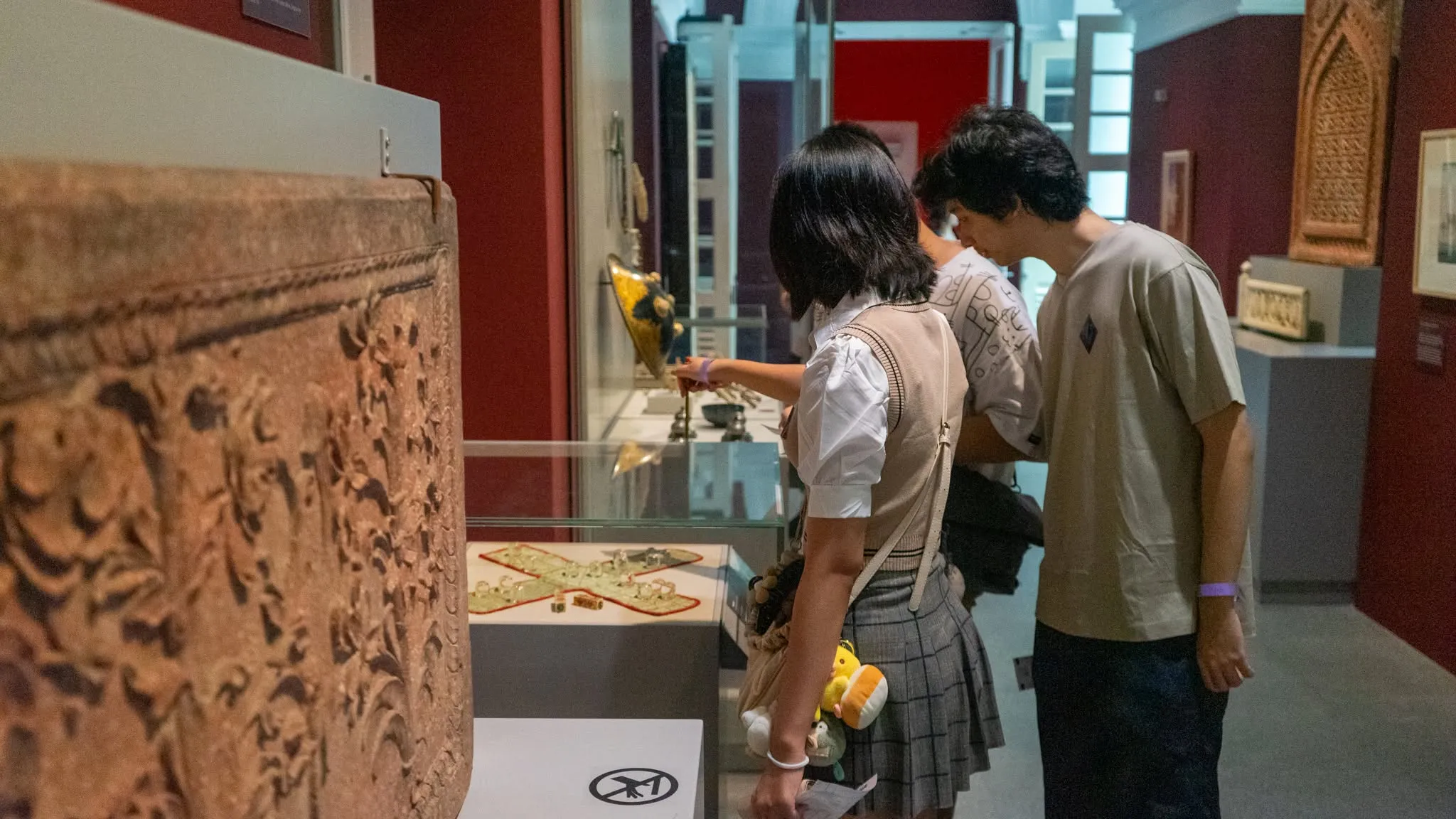 Players examining display cases at the Asian Civilisations Museum during Artefact Temporis